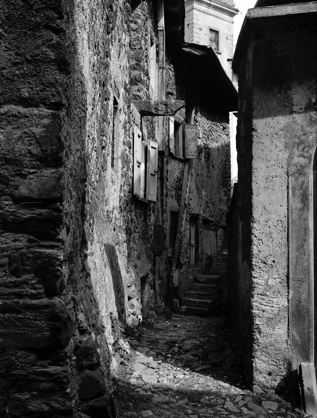 Vicolo Tra Pareti Di Pietra · Historify