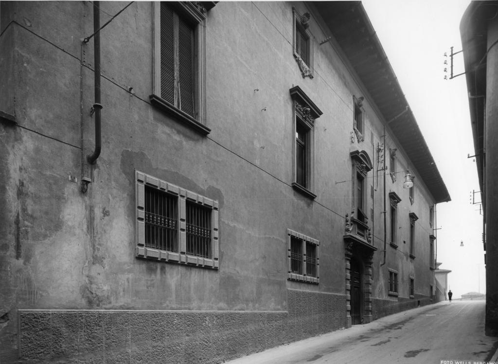 Entrata del Palazzo Pelliccioli del Portone · Historify