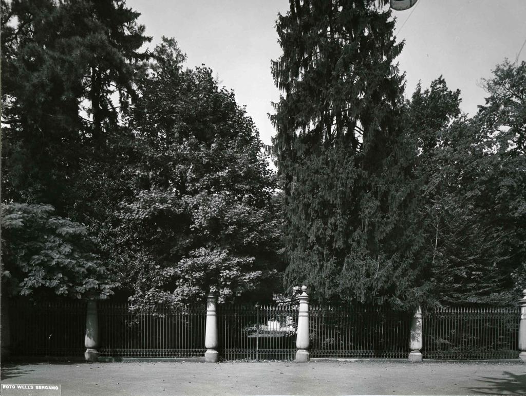Cancelli Villa Grismondi Finardi · Historify