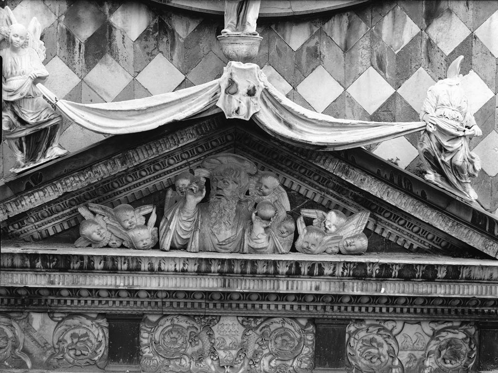 Frontone con altorilievi · Historify