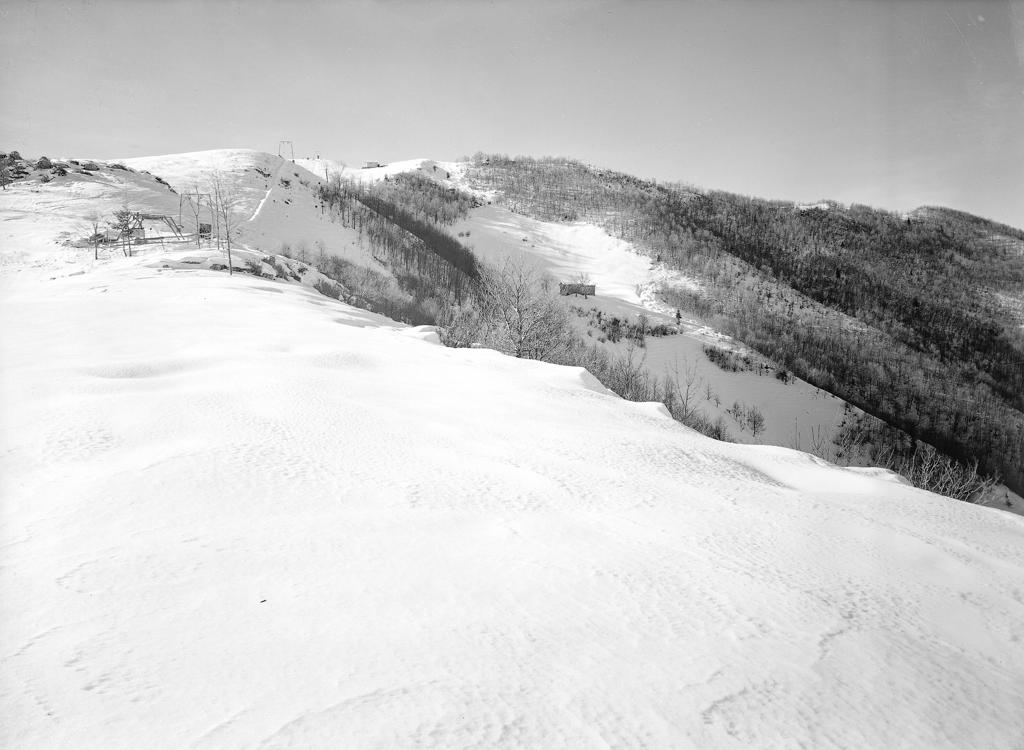 Impianto Di Risalita, Montagne Sullo Sfondo · Historify