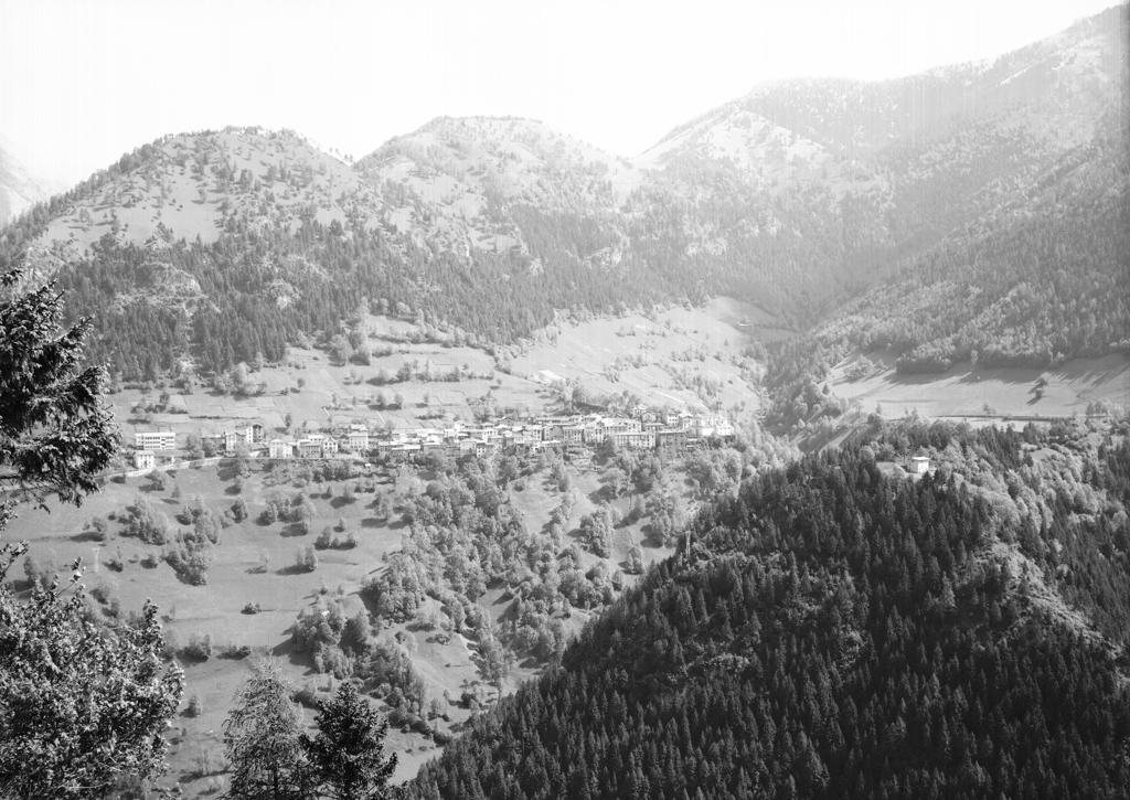 Vista su Azzone · Historify