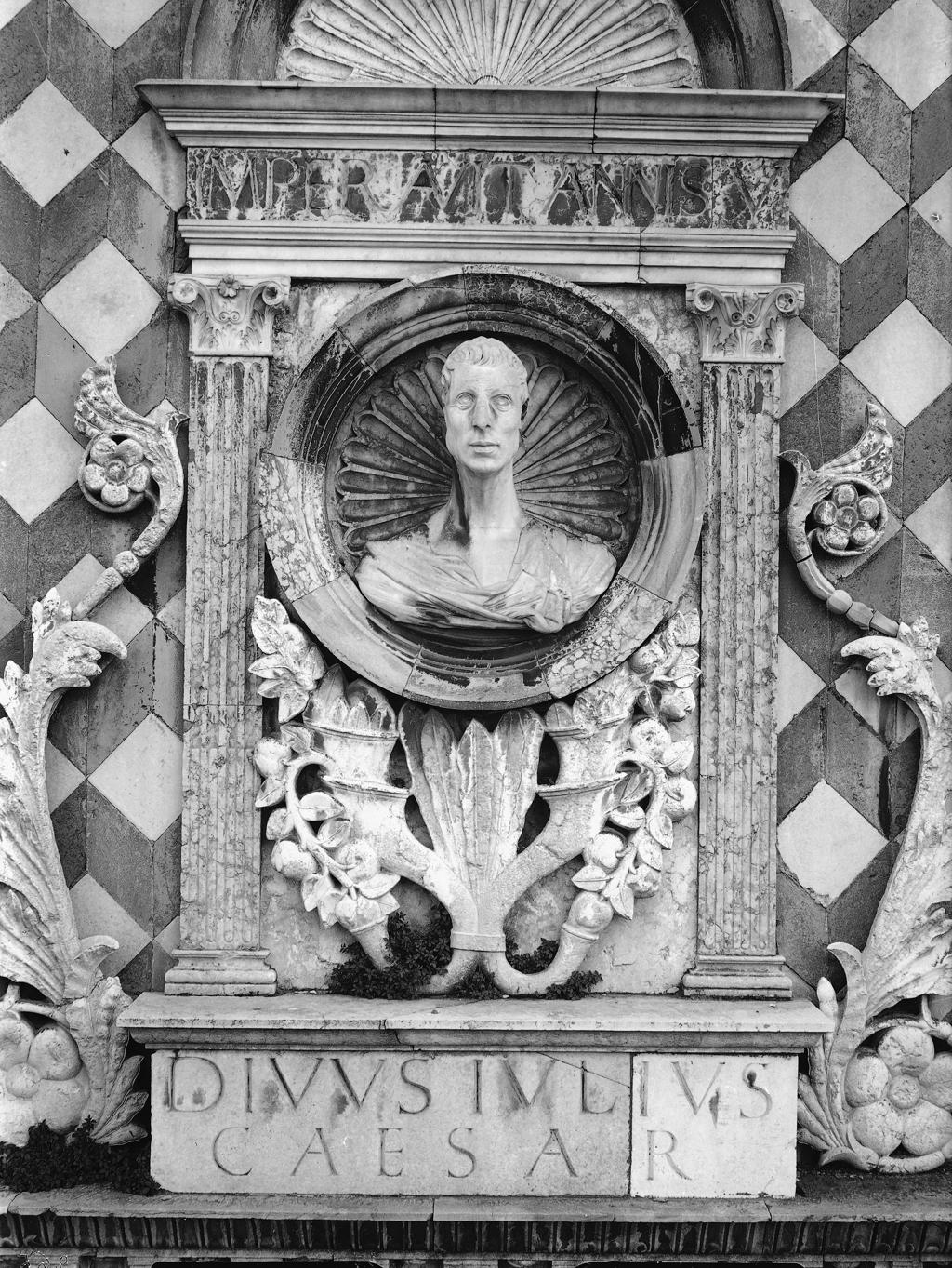 Altorilievo di Giulio Cesare con incisione · Historify