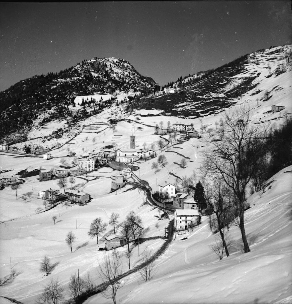 Paese, Montagne Sullo Sfondo · Historify