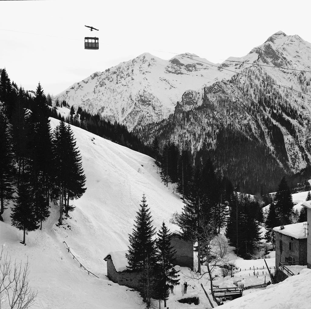 Paesaggio con cabinovia · Historify