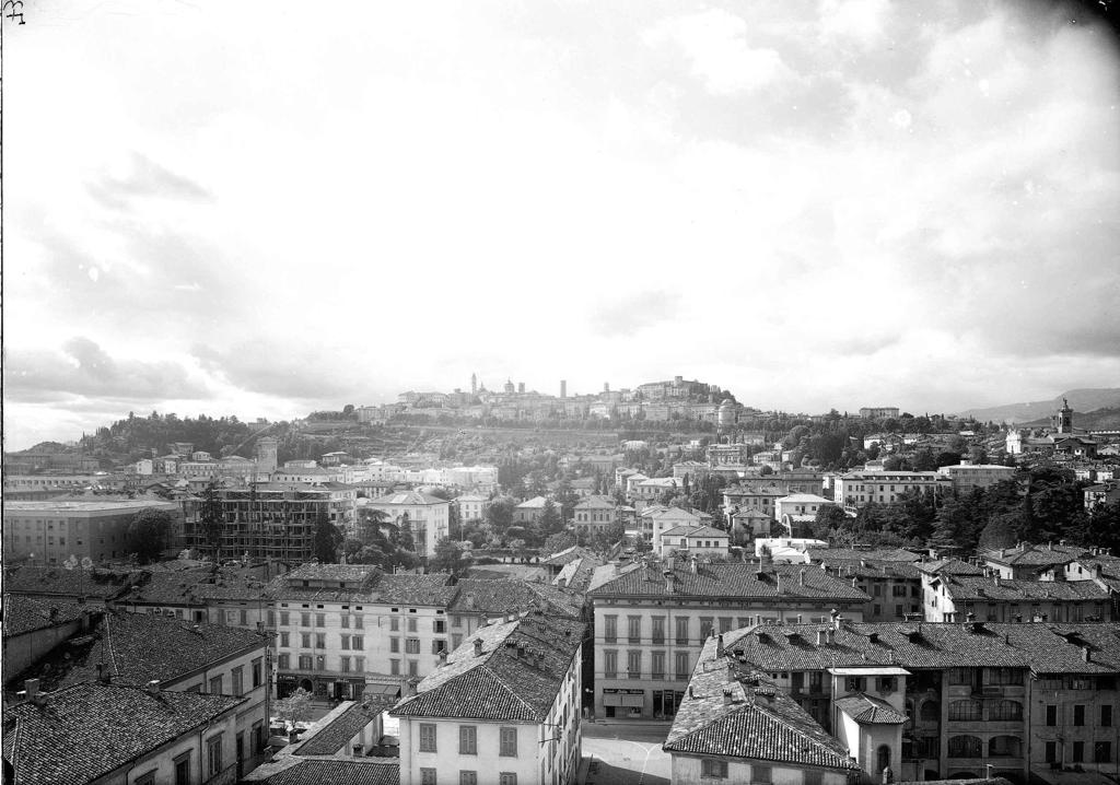 Sguardo Verso Città Alta · Historify