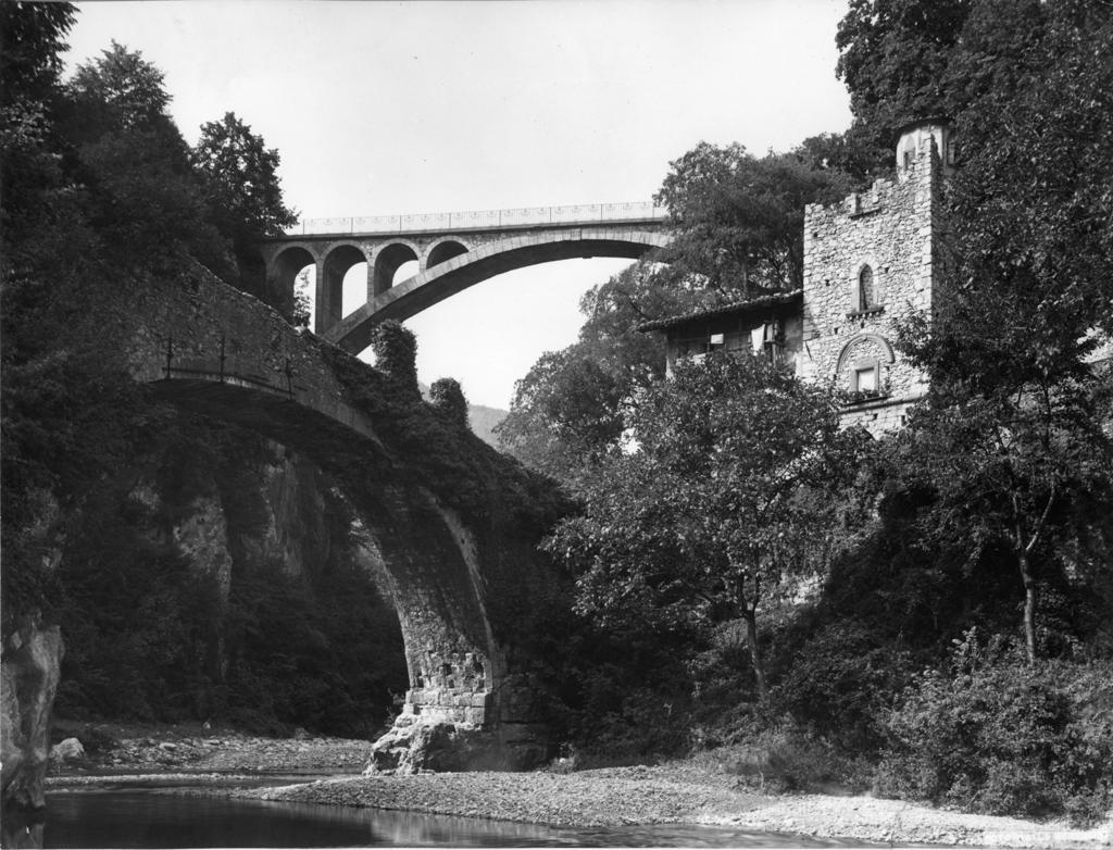 Ponte Di Attone E Dogana · Historify