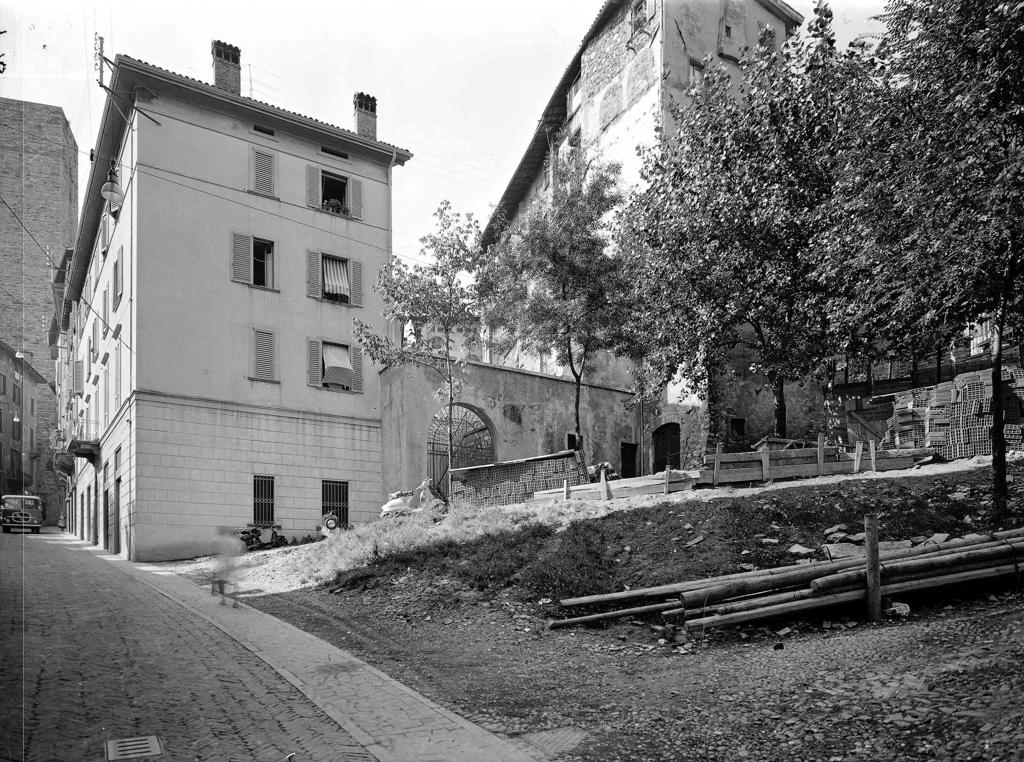 Verso La Torre Di Gombito · Historify