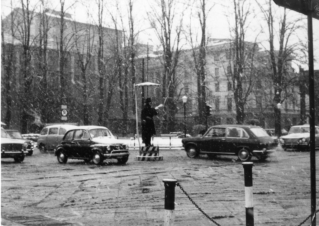 Dirigendo il traffico sotto la neve · Historify