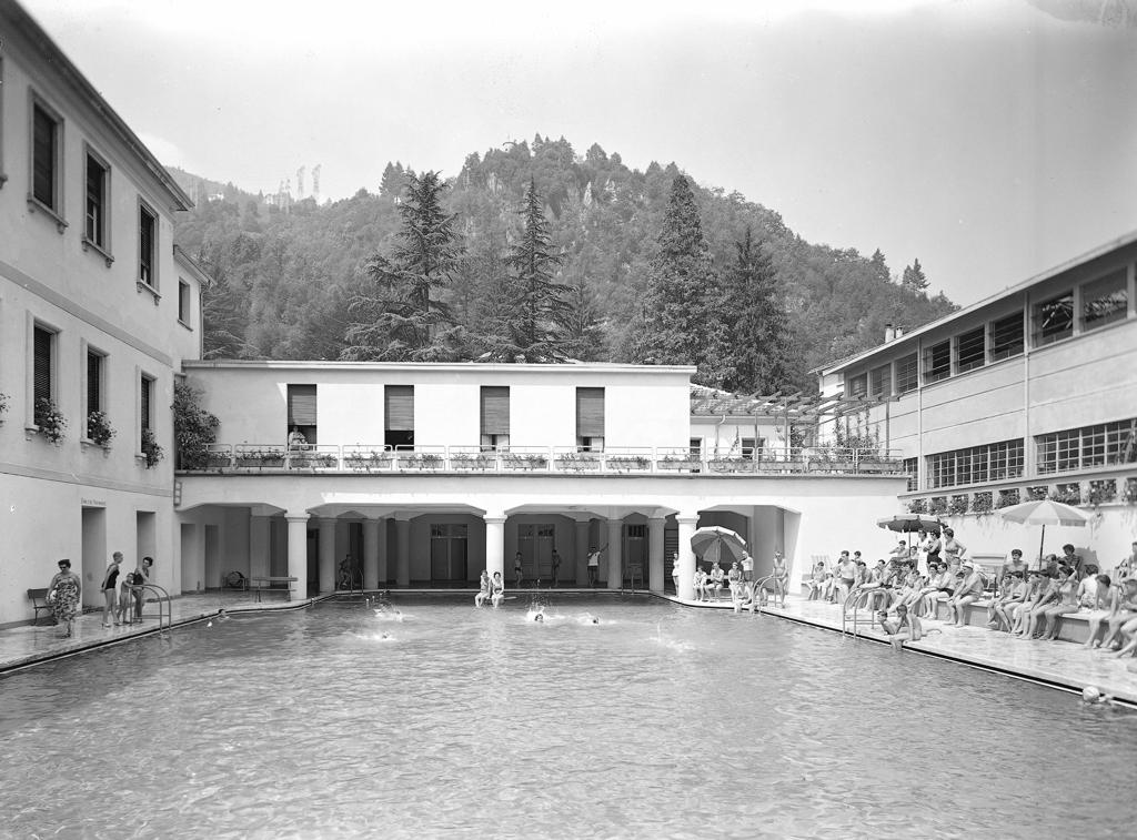 Piscina Pubblica Con Bagnanti · Historify