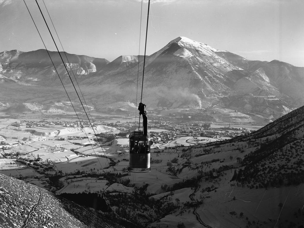 Cabinovia, Montagne E Valle Sullo Sfondo · Historify