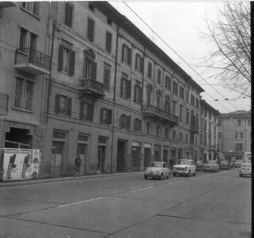 Automobili in Via Battisti · Historify