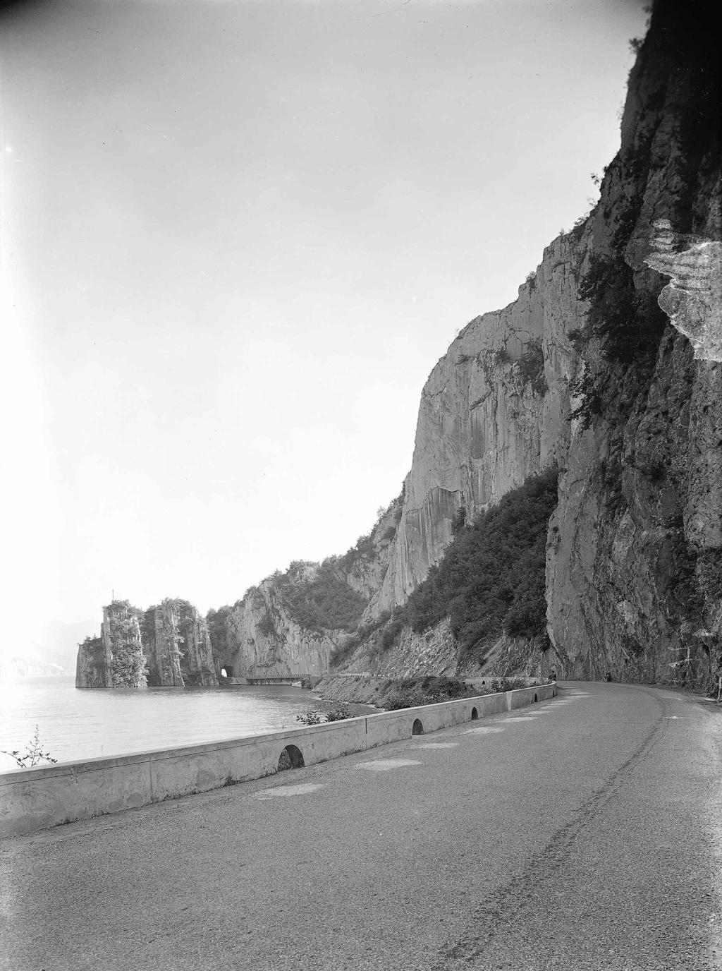 Strada Che Costeggia Il Lago · Historify