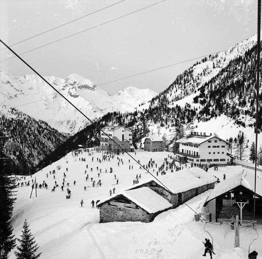 Rifugio Con  Sciatori · Historify