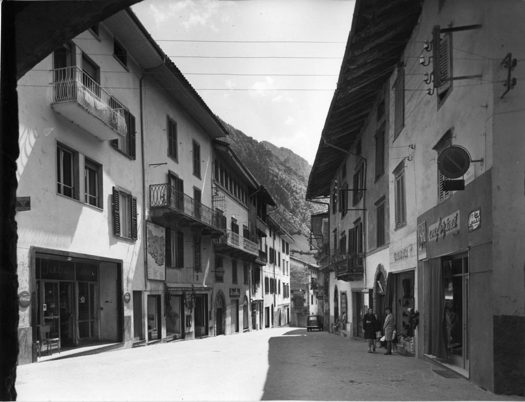 Piazza Bonvicino Moretto Ad Ardesio · Historify