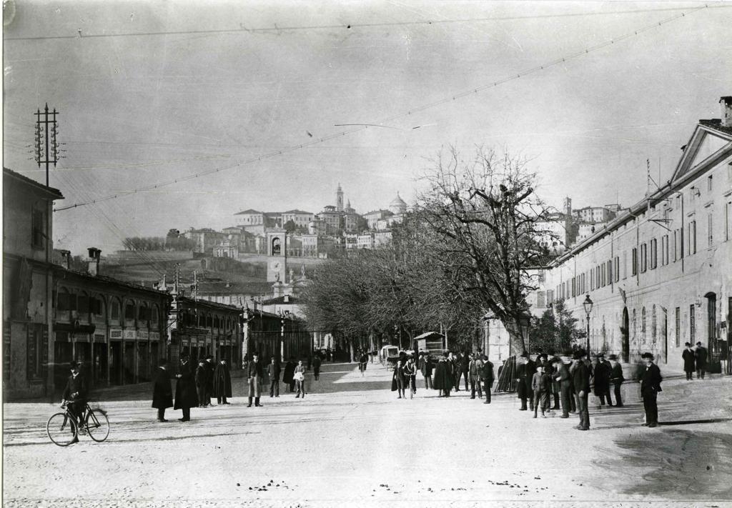 Bergamo, Largo Belotti · Historify
