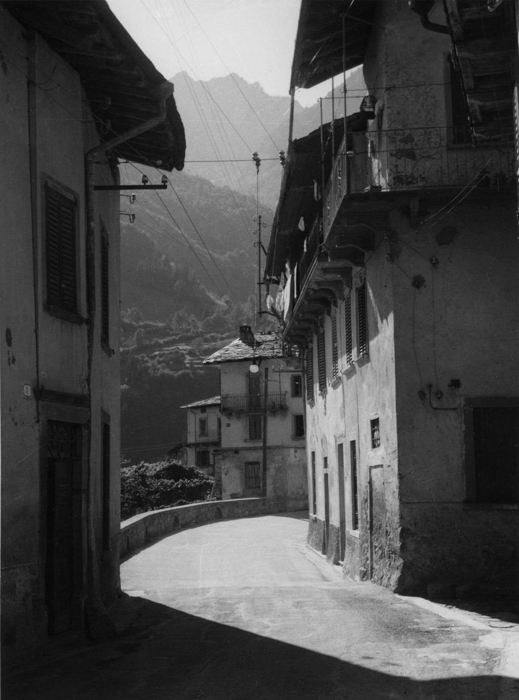 Vista Delle Montagne Dalle Vie Di Piazza Brembana · Historify
