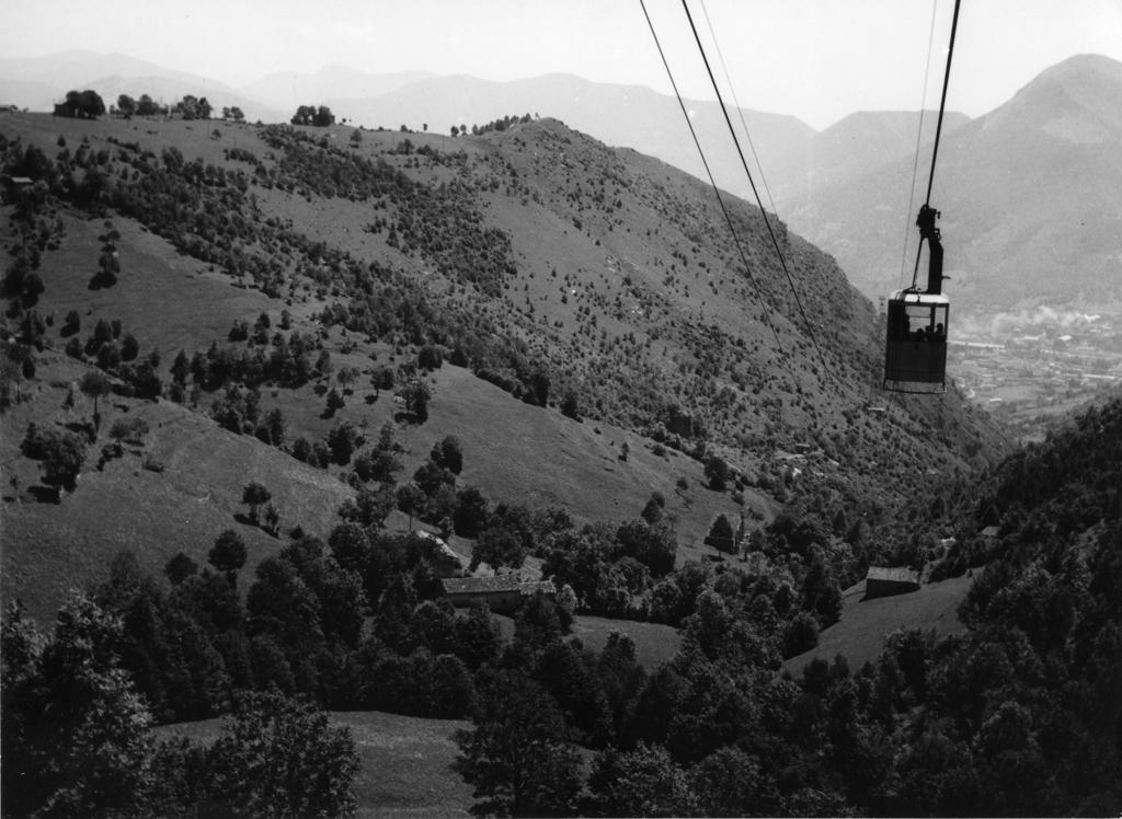 Funivia che attraversa la valle · Historify