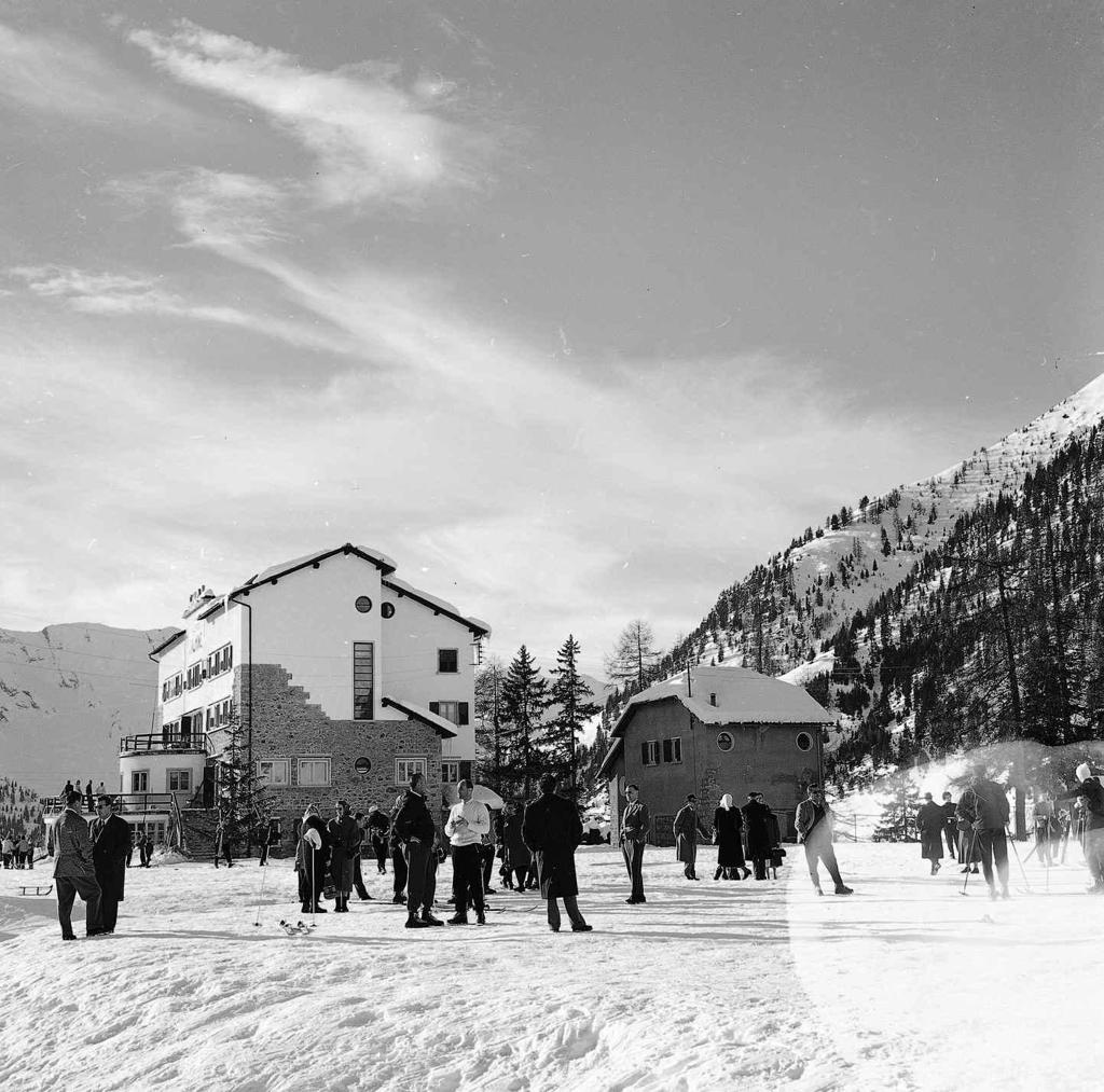 Rifugio Con Sciatori · Historify
