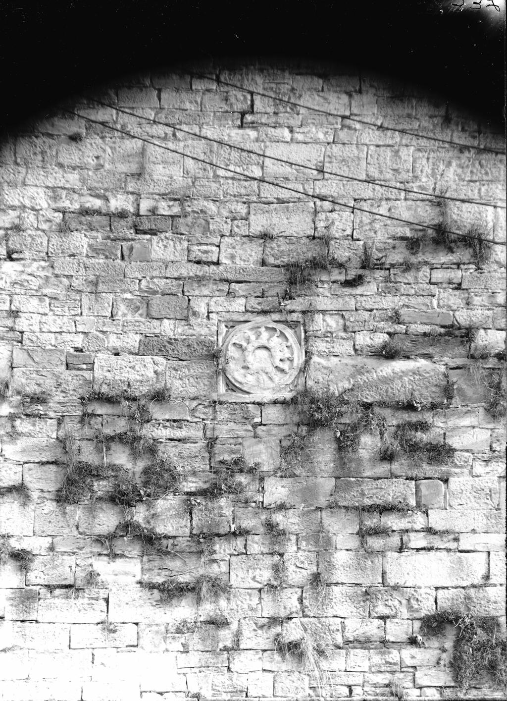 Bassorilievo sulle mura · Historify
