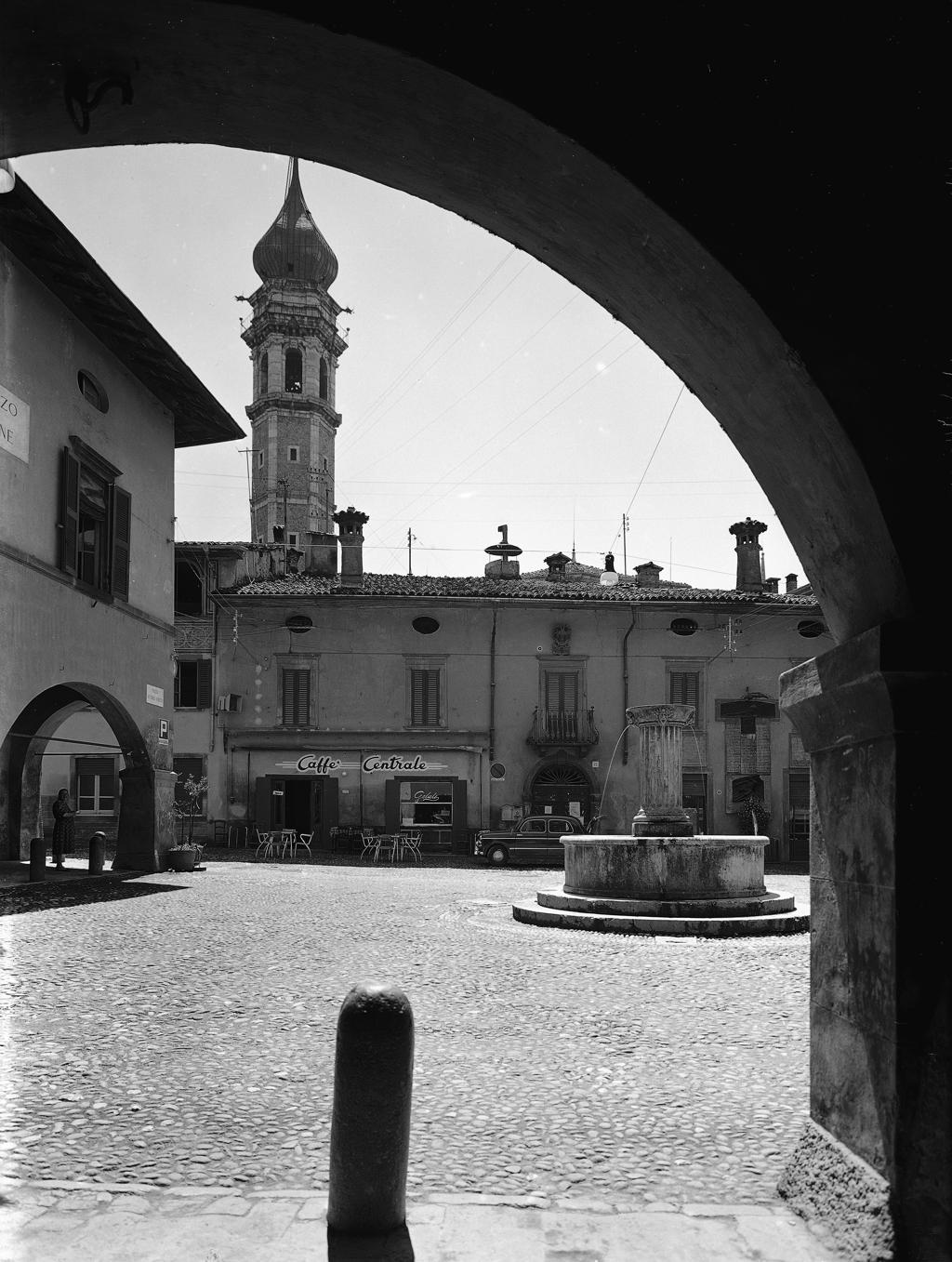 Piazza Con Fontana, "Caffè Centrale", Campanile · Historify