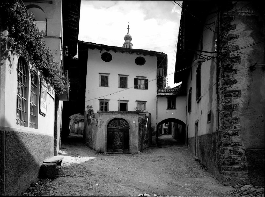 Via Con Palazzi · Historify