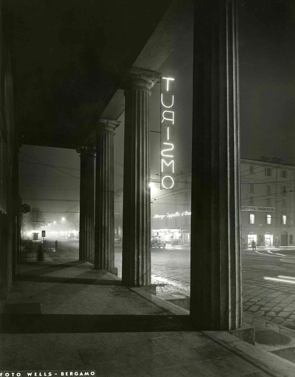 Insegna Luminosa, Propileo · Historify