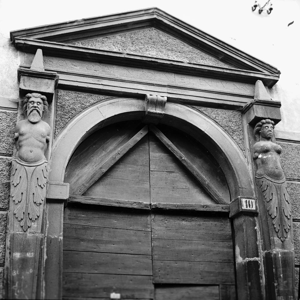 Portone Con Due Statue E Tetto A Tempio Greco · Historify