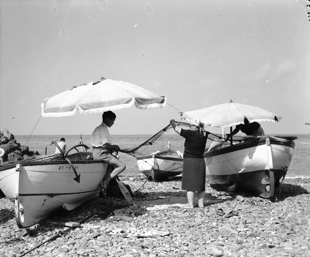 Barche in riva al lago · Historify