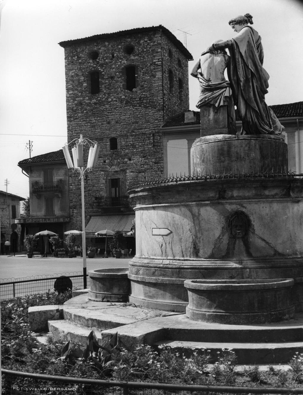 Monumento ad Igea in Piazza Cavour · Historify