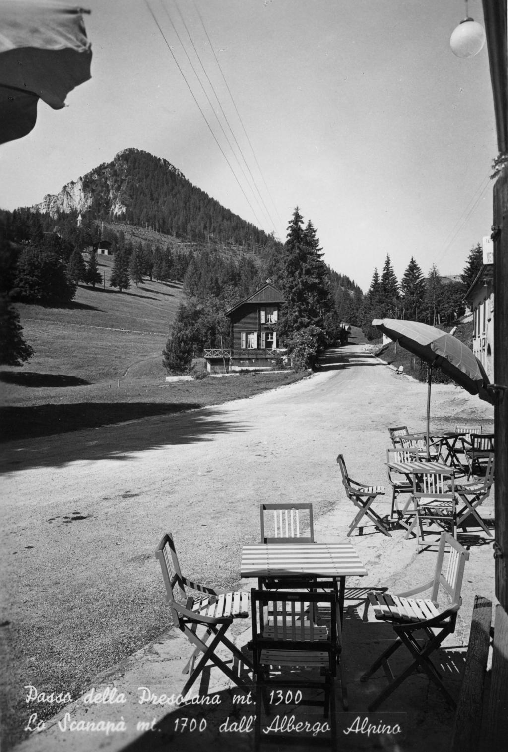 Tavolini all'aperto dell'Albergo Alpino al Passo della Presolana · Historify
