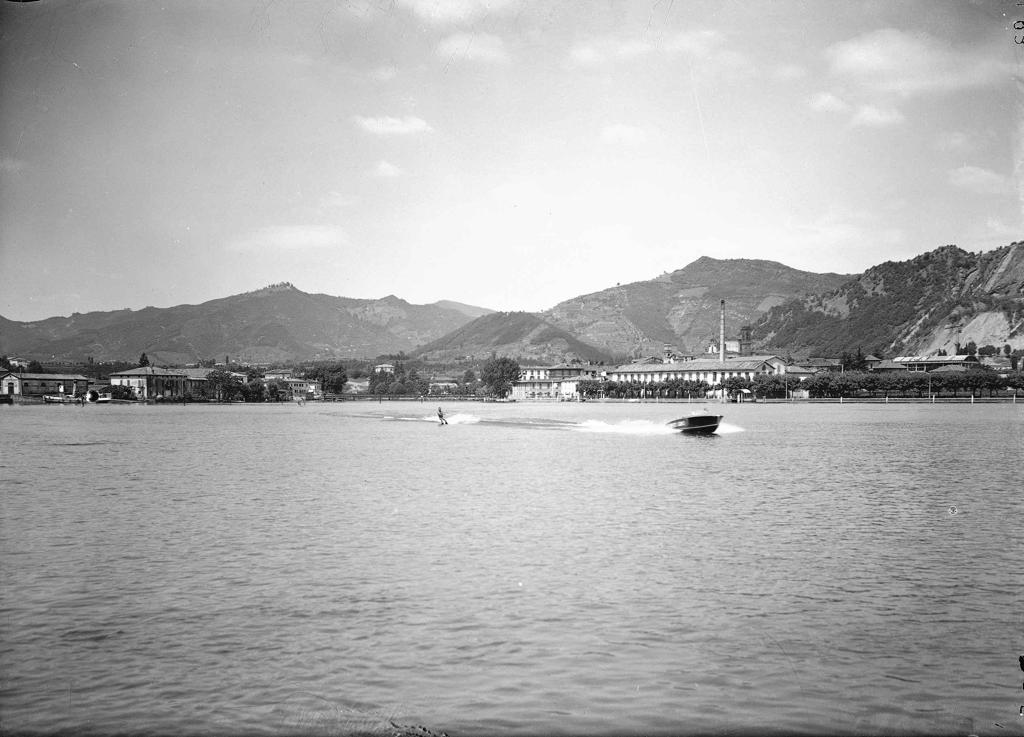 Sport acquatici sul lago · Historify