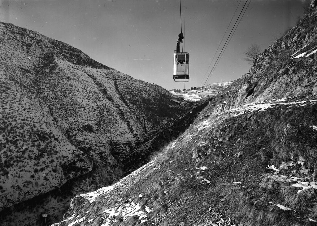 Cabinovia Che Attraversa La Valle · Historify