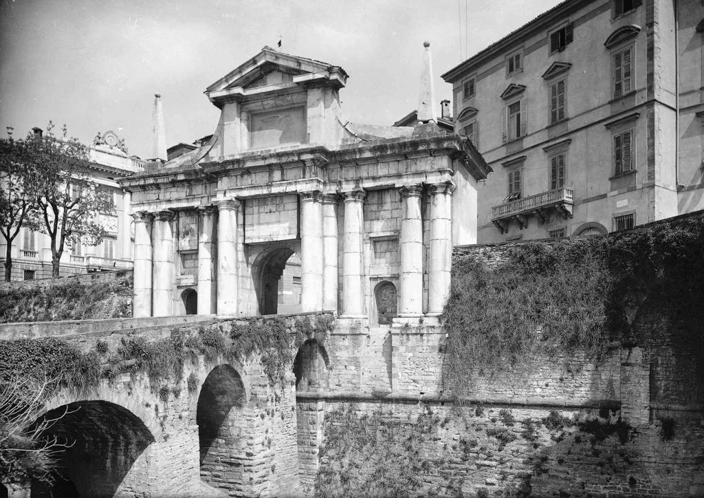Porta San Giacomo · Historify