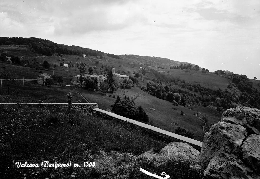 Cartolina di Valcava Mt. 1300 · Historify