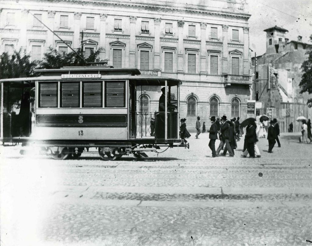 Tram in Piazza Matteotti · Historify