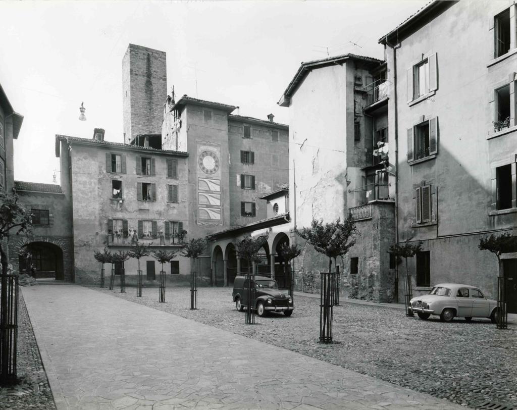 Piazzetta Luigi Angelini · Historify