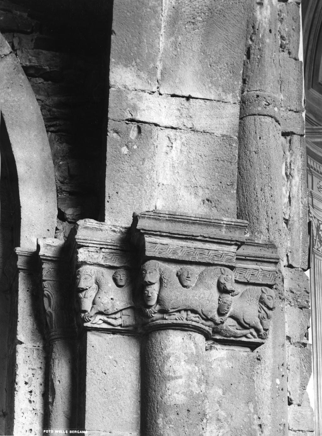 Particolare di alcuni capitelli della Basilica · Historify