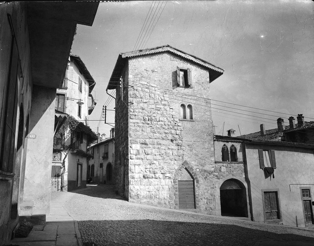 Vicolo a Sarnico · Historify