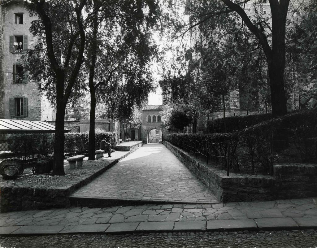 Piazzetta Luigi Angelini · Historify