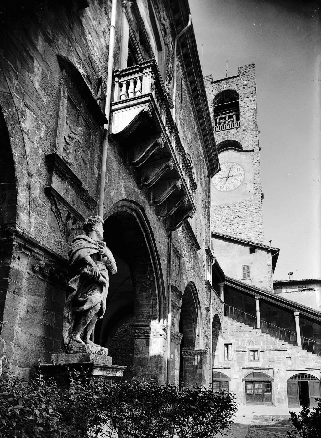 Campanile In Piazza Vecchia · Historify