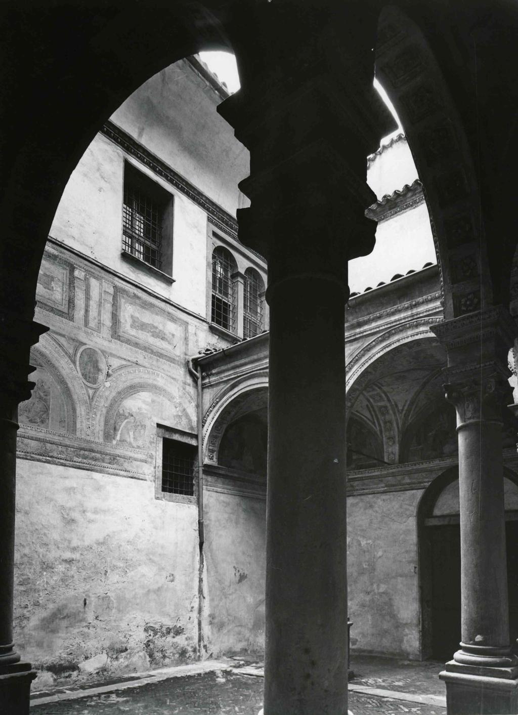 Interno, Chiostro Monastero Di S. Benedetto · Historify