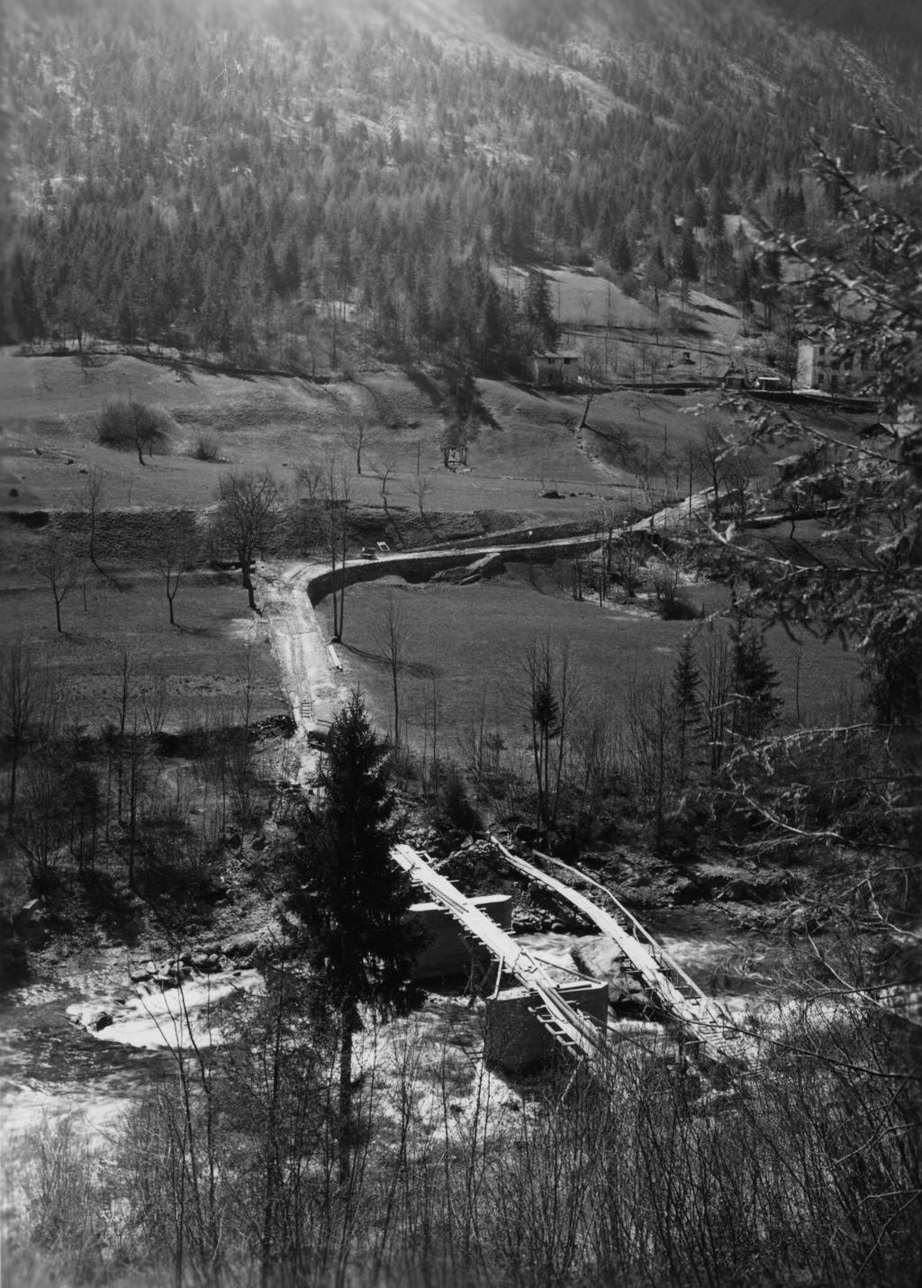 Ponte In Costruzione A Piazza Brembana · Historify