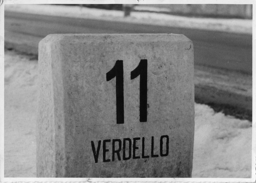 Pietra miliare sulla strada per Verdello · Historify