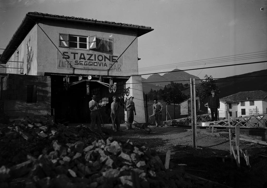"Stazione Seggiovia" Con Operai · Historify