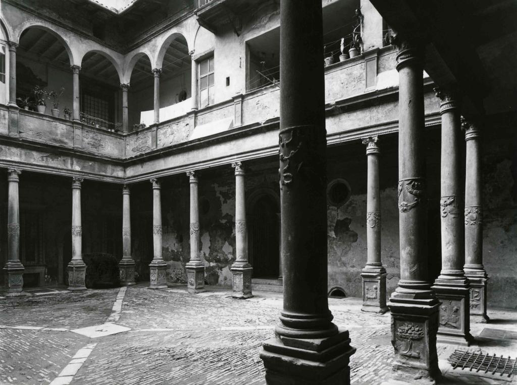 Cortile In Via Pignolo · Historify