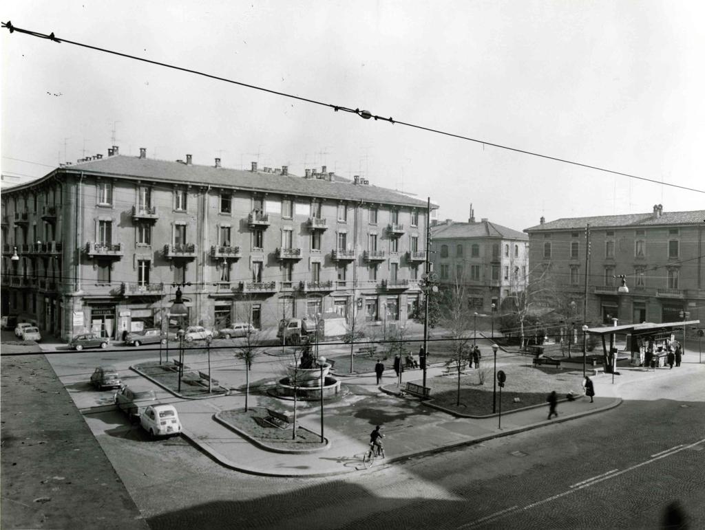 Sguardo Su Piazza Sant’Anna · Historify