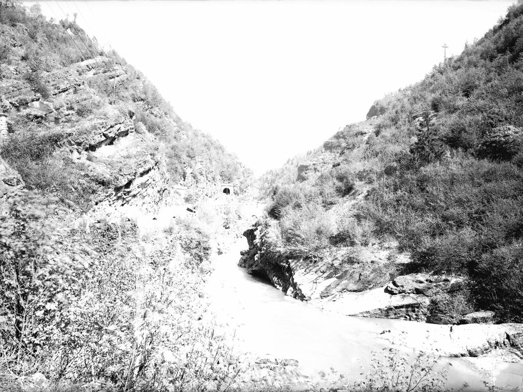 Fiume Che Attraversa La Valle · Historify