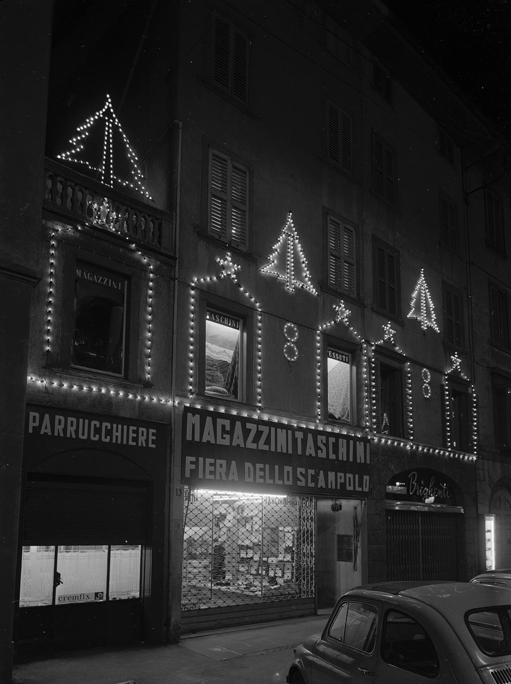 Esterno “Magazzini Taschini” - Luci Di Natale · Historify