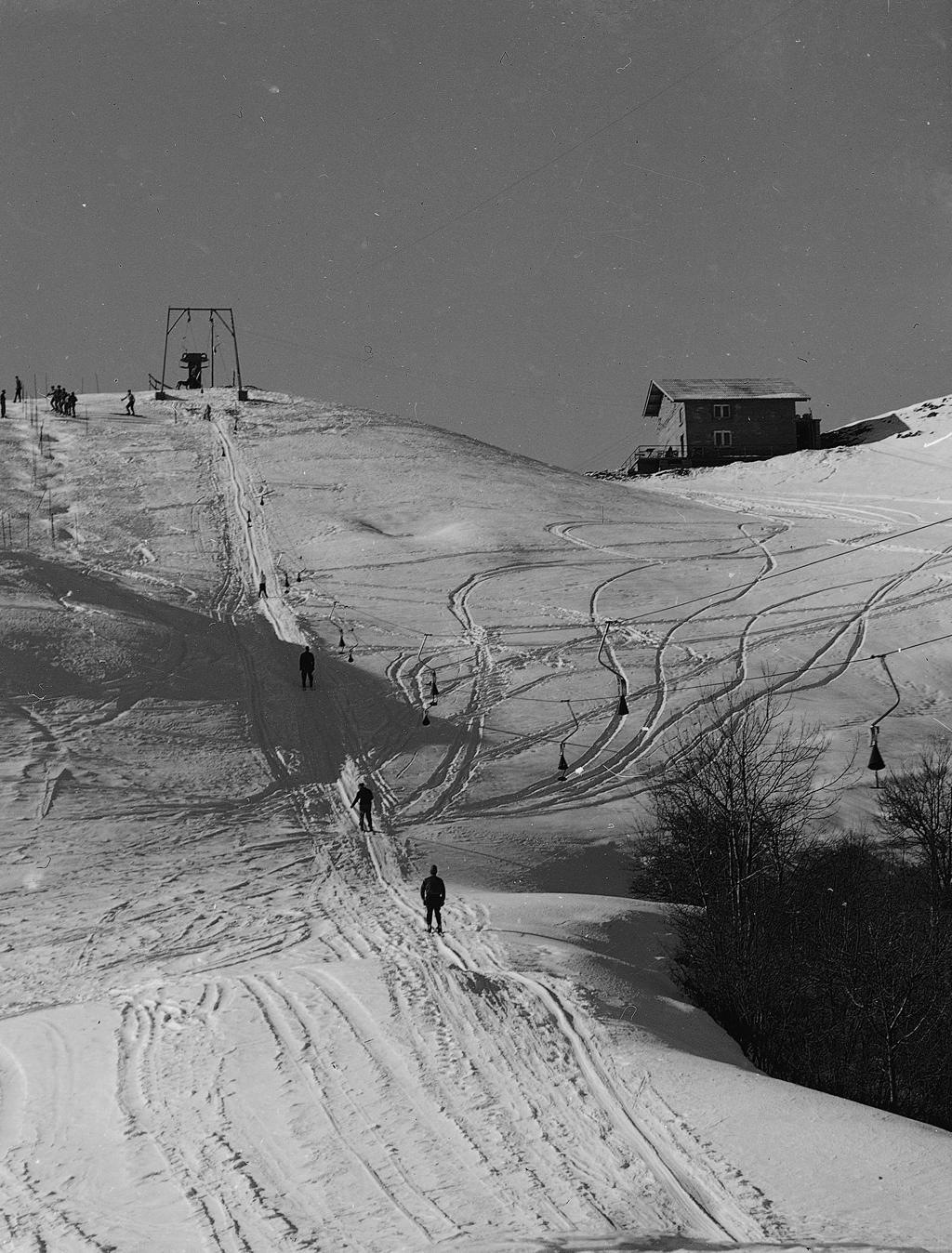 Pista Con Persone, Impianti Di Risalita Sullo Sfondo · Historify